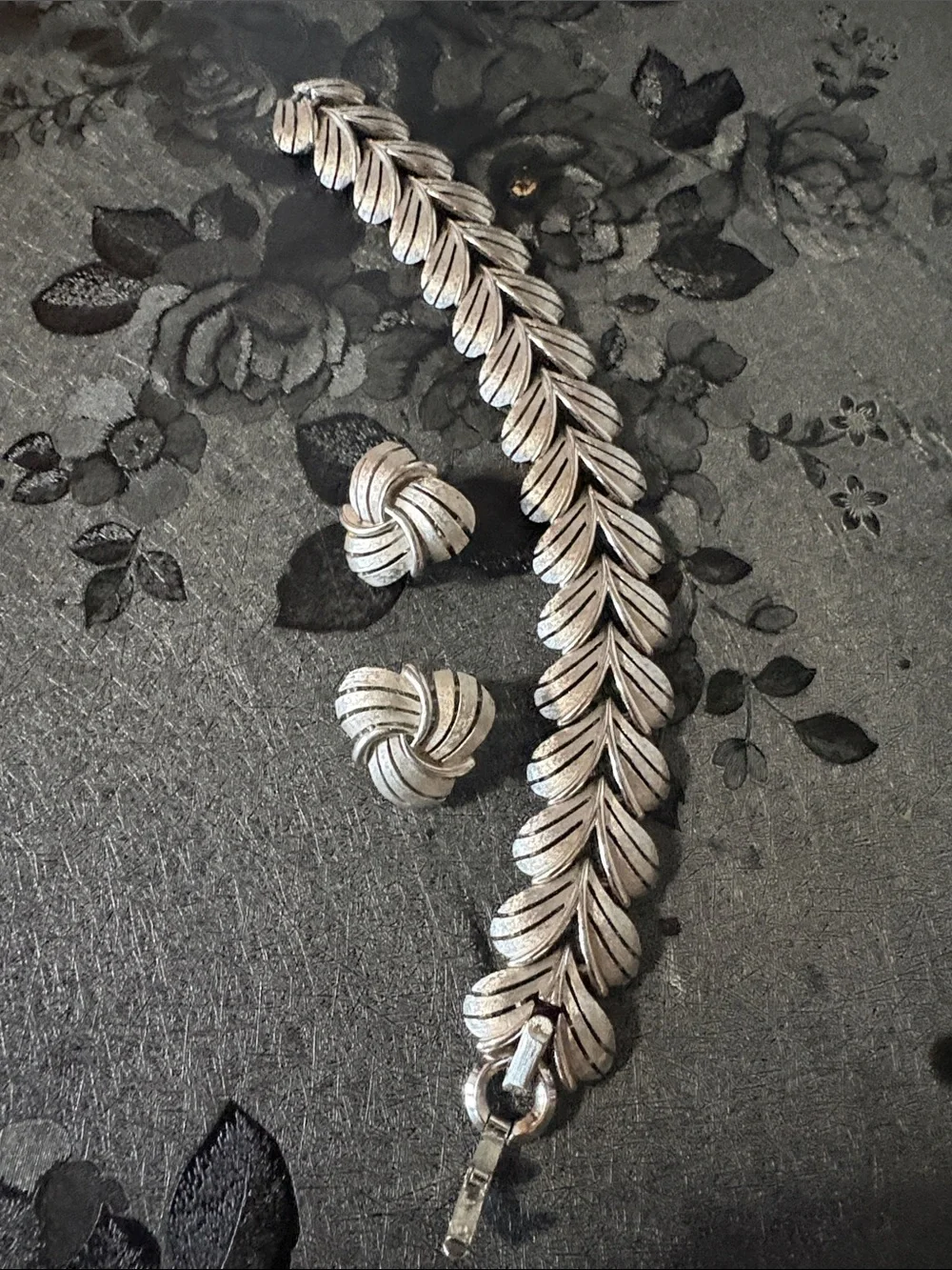TRIFARI VINTAGE SILVER TEXTURED LEAF LINK 7.5